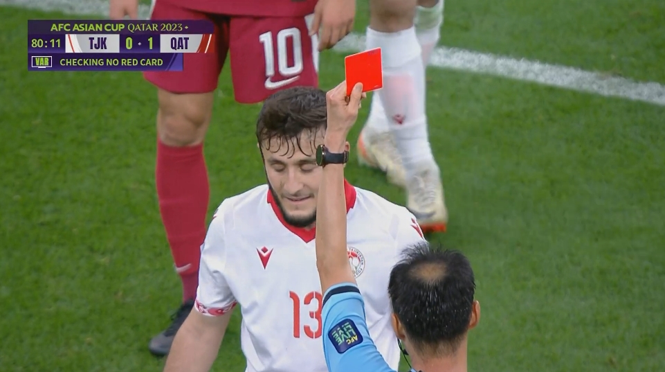 暴力犯規(guī)！卡莫洛夫暴力犯規(guī)直紅下場！吃到本屆亞洲杯首張紅牌！