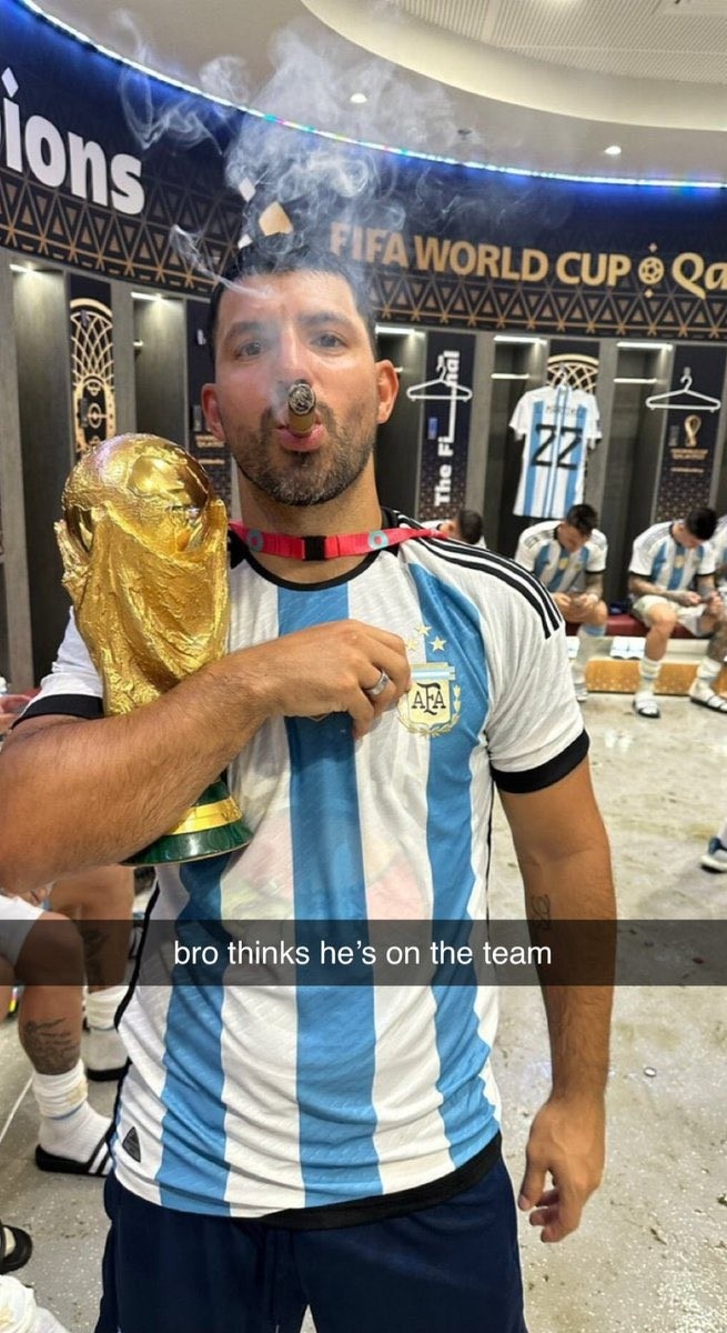 跨界聯(lián)動！CSGO選手s1mple替補(bǔ)奪冠后，曬阿圭羅抱大力神杯照片